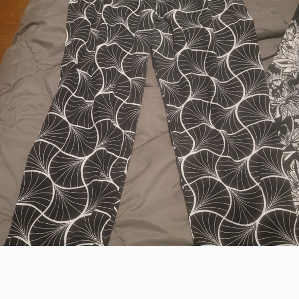 Women's Black & White Geometric Print Leggings